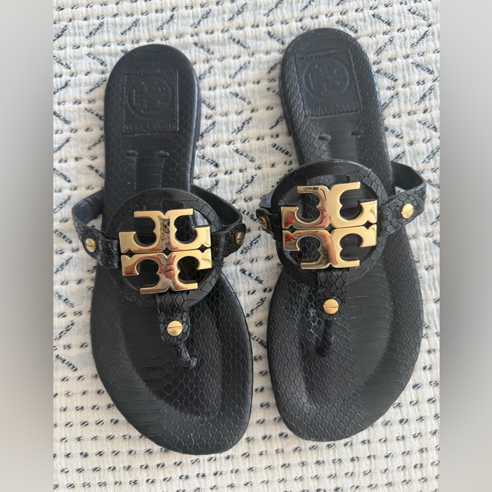 Tory Burch Black Logo Thong Sandals with Gold Emblem - Picture 3 of 4
